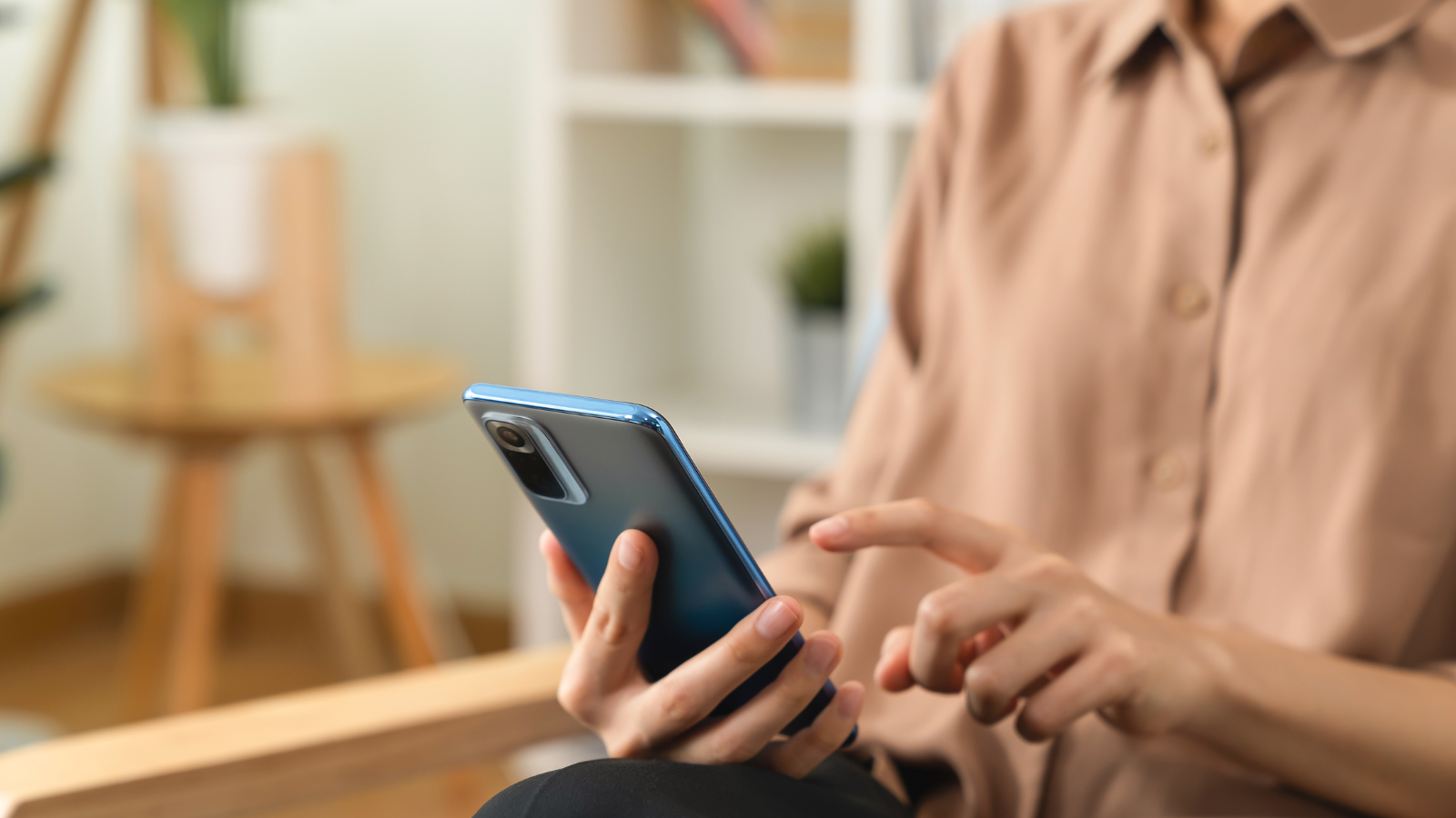 Donna che usa lo smartphone per andare sui social